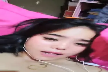Pamer Aksi Mandiri Earphone Putih